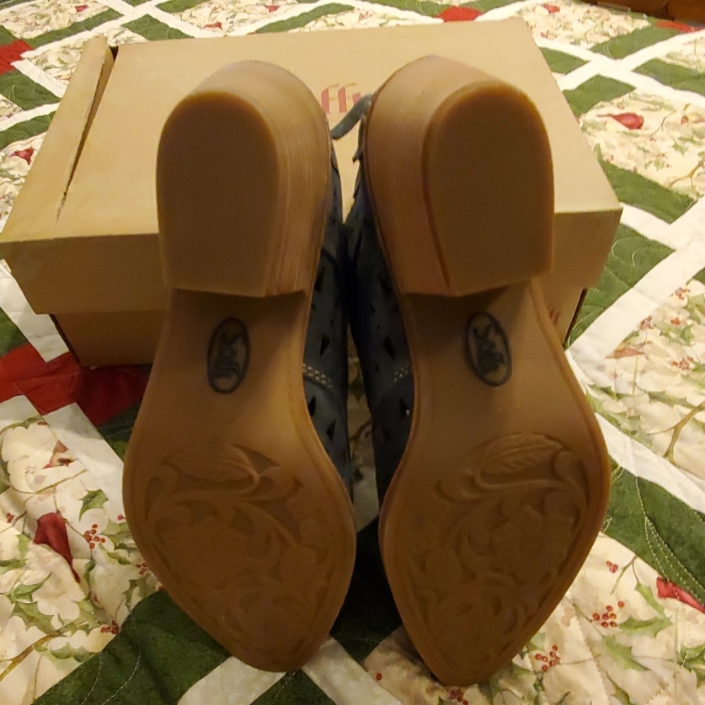 BOOTS - Picture 7 of 8